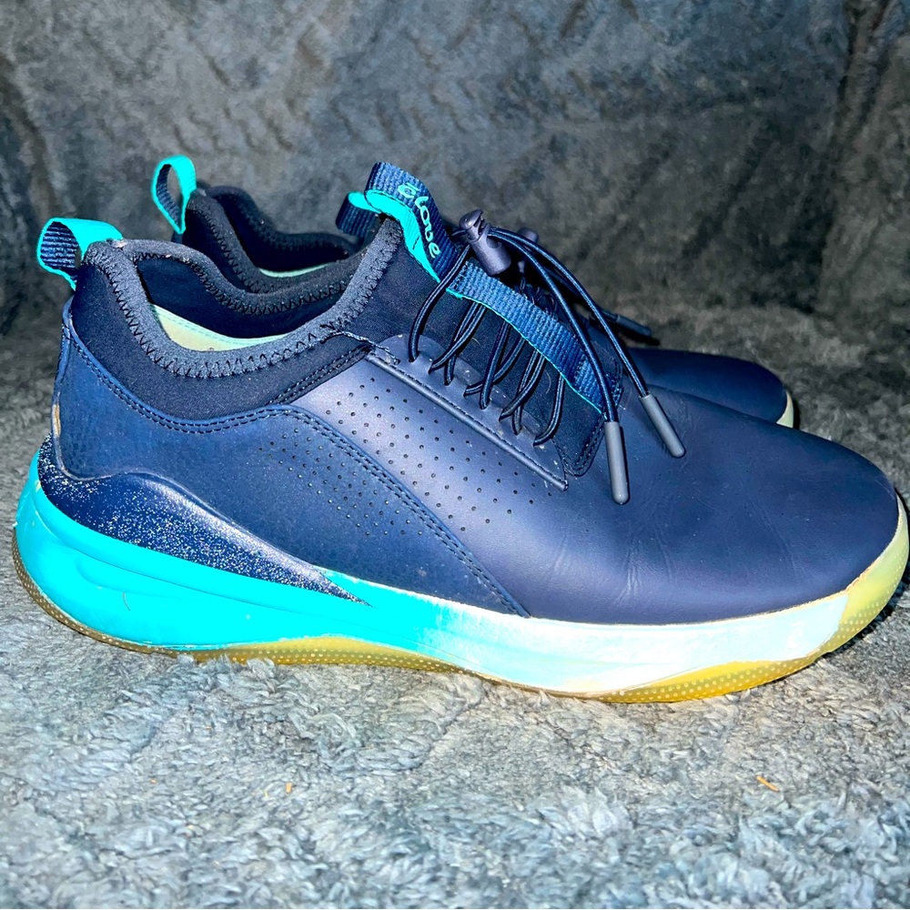 Clove size 8.5. Little wear.